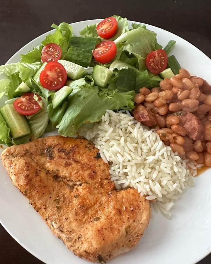Arroz com feijão, salada e carne