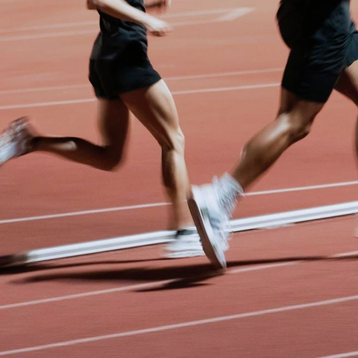 Nutricionista Maynara Schiroff orientando atleta em plano alimentar para performance”